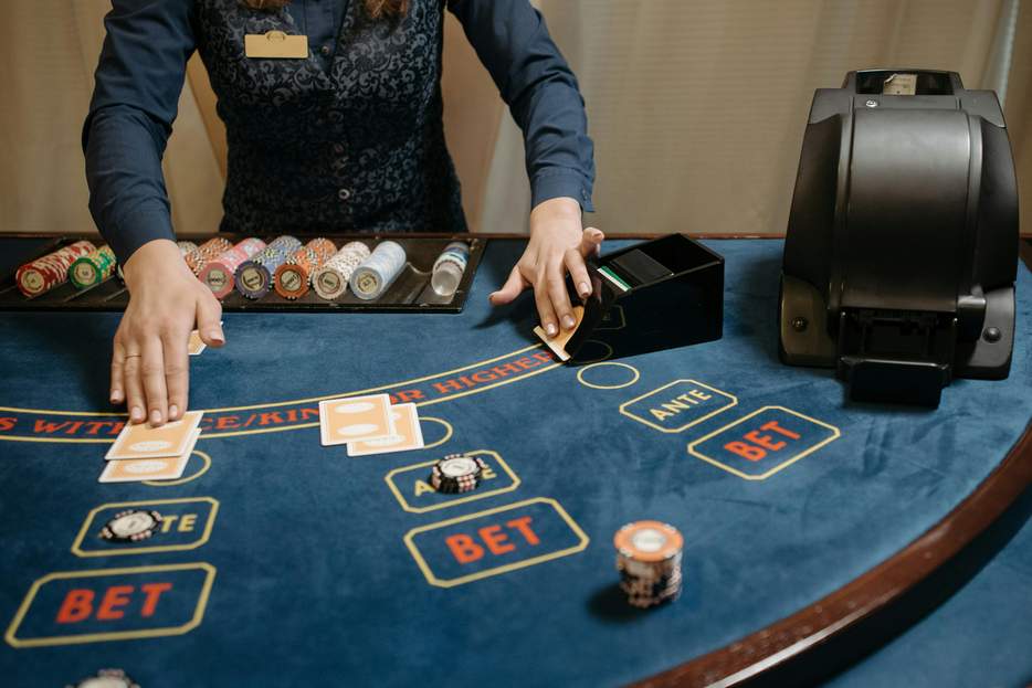 How Live Dealers Transformed the Online Casino Experience